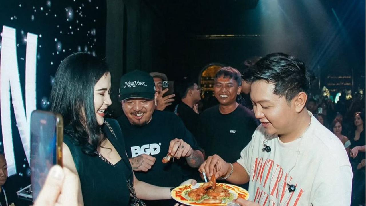 7 Potret Bella Bonita Temani Denny Caknan di Backstage, Bukti Kesetiaan yang Romantis