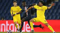 Gelandang Paris Saint-Germain, Idrissa Gueye, berebut bola dengan pemain Borussia Dortmund pada leg 16 besar Liga Champions di Parc des Princes, Prancis, Kamis (12/3) dini hari WIB. PSG menang 2-0 atas Dortmund. (AFP/GETTY/UEFA)