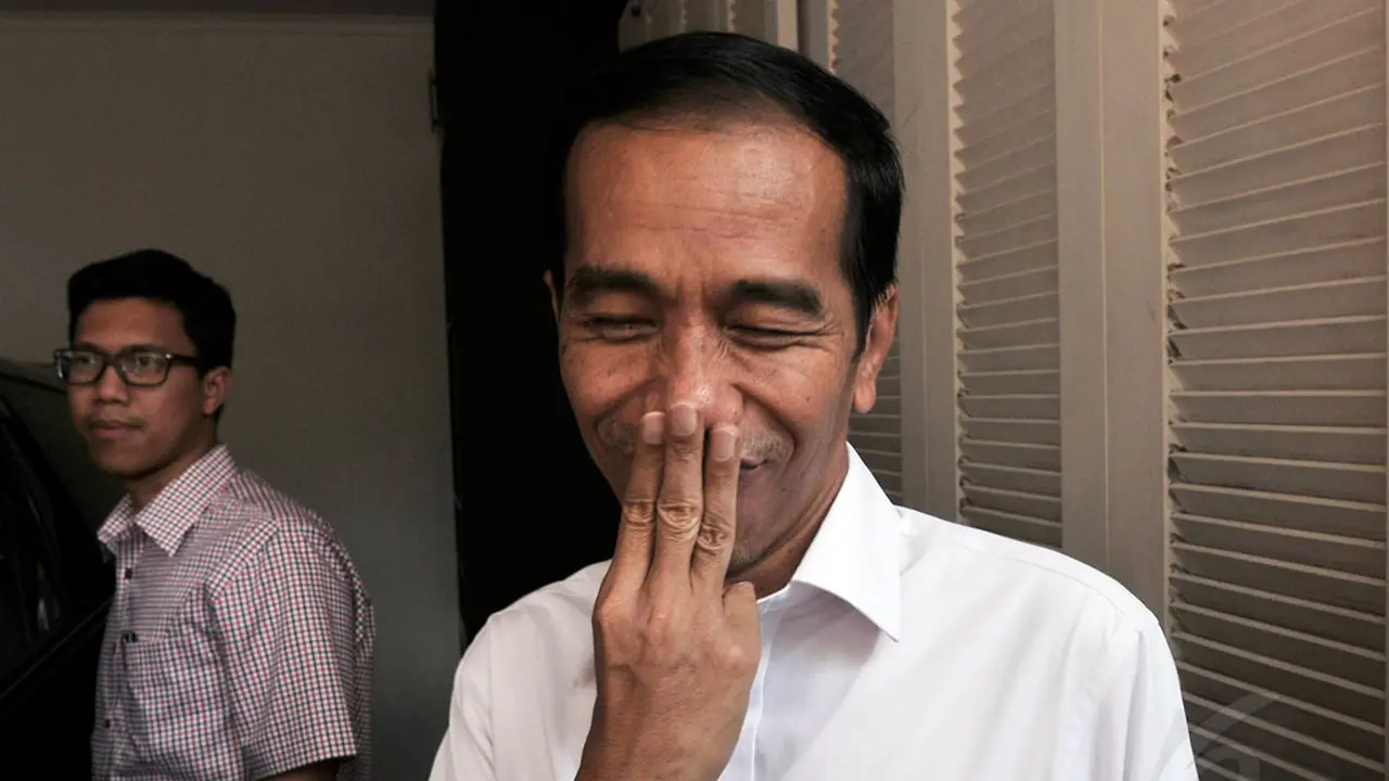 Salah Tanda, Jokowi Tersipu