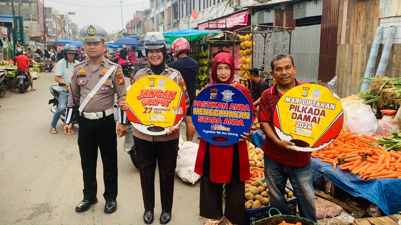 Cara Unik Polri Sosialisasi Pilkada Damai, Datang ke Pasar Bawa Papan Gimmick