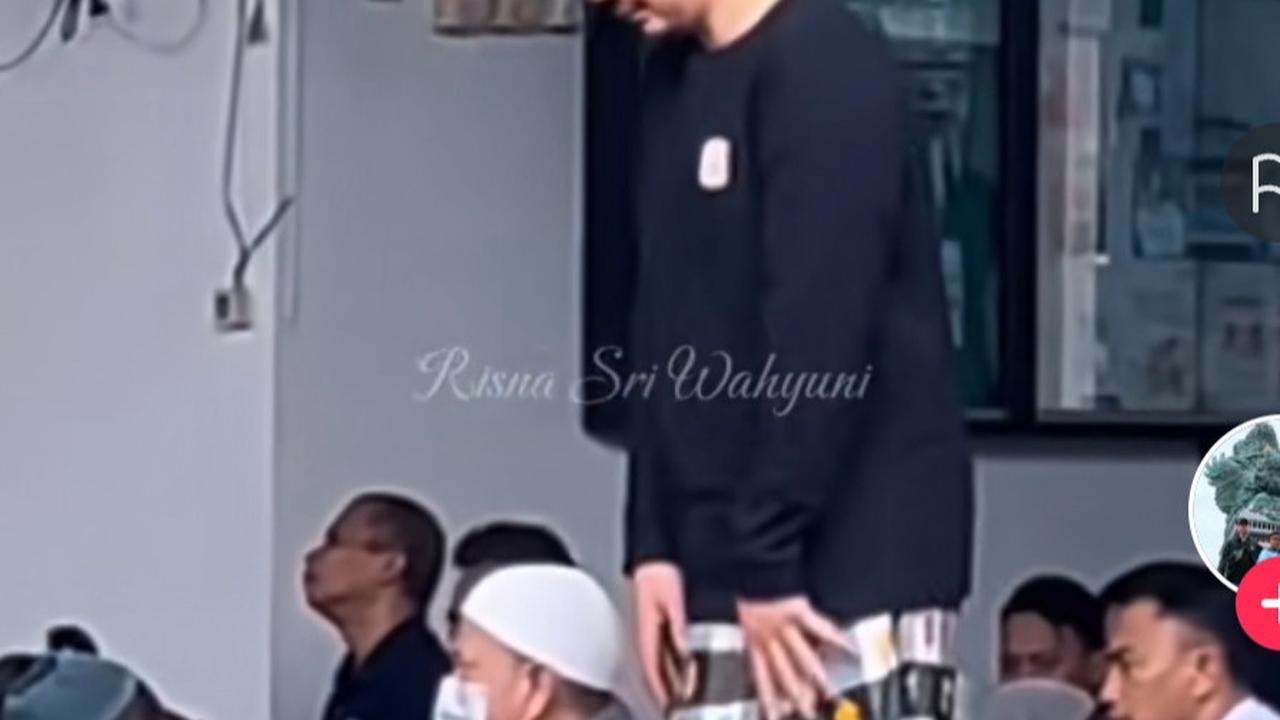 Potret Candid Vincent Rompies Sholat Jumat Ramai Jadi Sorotan, Dijepret Penggemar Happy Banget Bisa Satu Masjid