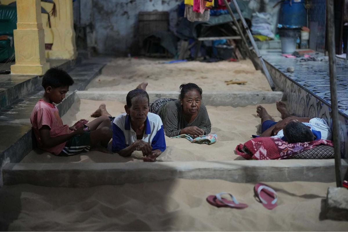 FOTO: Tidur di Atas Pasir,  Tradisi Aneh tapi Nyata dari Ujung Timur Madura