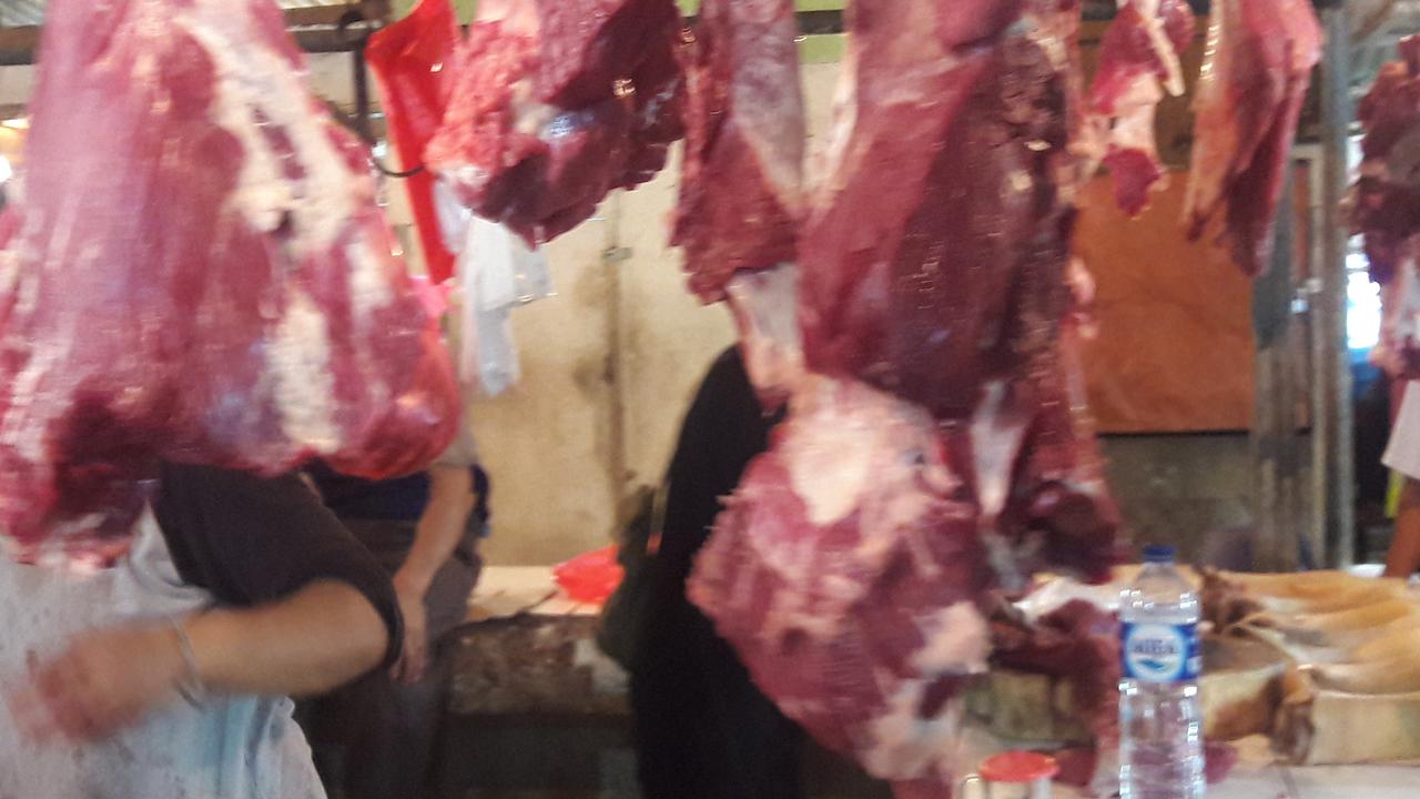 Harga sayuran, daging ayam hingga daging sapi mengalami kenaikan menjelang lebaran. (Liputan6.com/Bawono Yadika)