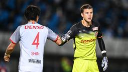Mitchell Langerak (kanan) bergabung dengan Nagoya Grampus sejak 2018 setelah didatangkan dari Levante. Ia merupakan kiper berkebangsaan Australia. Pada musim ini, Langerak berhasil mencetatkan 9 clean sheet dalam 29 pertandingannya di J1 League 2023. Sementara itu, Nagoya Grampus kini menepati urutan keenam klasemen dengan raihan 47 poin. (AFP/Charly Triballeau)