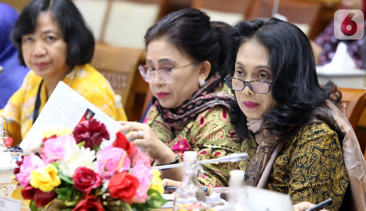 Menteri PPPA I Gusti Ayu Bintang Darmavati saat mengikuti rapat kerja dengan komisi VIII DPR di Kompleks Parlemen, Senayan, Jakarta, Rabu (13/11). Rapat membahas lima program prioritasnya untuk periode 2019-2024 Salah satuny kelanjutan RUU P-KS. (Liputan6.com/Johan Tallo)