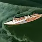 Penampakan kapal karam milik Saddam Husein di sungai Irak Selatan. (AP)