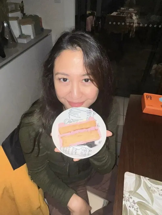 Kulitnya tampak sehat, bahkan tampa pulasan makeup. [Foto: Instagram/ Sherina]