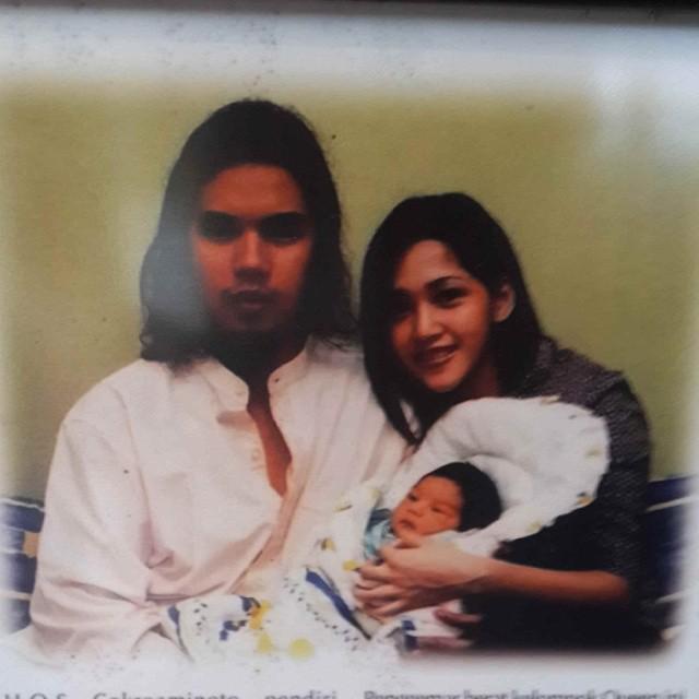 Masa kecil El digendong ayah dan ibunya. Photo copyright Instagram/elrumi1