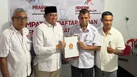 Bung Lex bersama tim pemenangan mengembalikan berkas pendaftaran pertama Pilwalkot Kota Ambon kepada Tim penjaringan Partai Gerindra di Lorong Permi. (Ist).