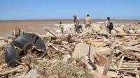 Tim pencari terus menyisir jalanan, reruntuhan bangunan, dan bahkan laut untuk mencari korban di Derna, Rabu, 13 September 2023. (AP Photo/Yousef Murad)