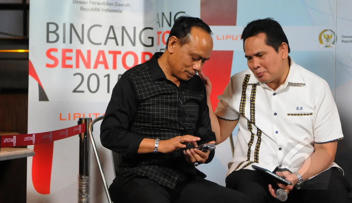 Anggota DPD RI 2014-2019, Ajiep Padindang (kiri) berbincang dengan Wakil Ketum Kadin DKI Jakarta, Sarman Simanjorang disela diskusi bincang senator 2015 "Gejolak dan Masa Depan Rupiah" di Jakarta, Minggu (29/3/2015). (Liputan6.com/Herman Zakharia)