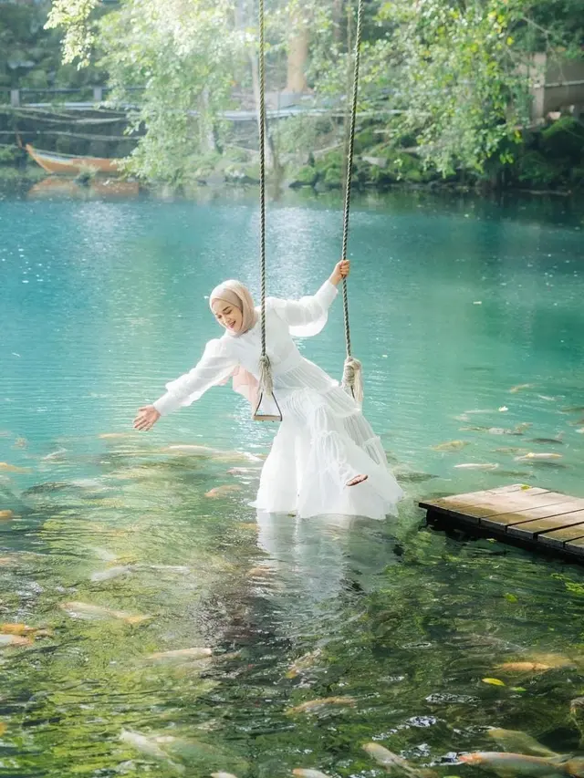 Pesona Ririe Fairus di Telaga Biru, Cantik Bak Peri di Negeri Dongeng