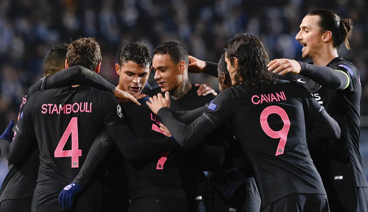 Para pemain PSG merayakan gol yang dicetak Lucas Moura ke gawang Malmo FF pada laga Liga Champions di Swedia, Rabu (25/11/2015) WIB dini hari. PSG berhasil menang 5-0. (AFP Photo/Jonathan Nackstrand)