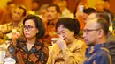 Menkeu Sri Mulyani Indrawati bersama istri mantan Menkeu Mar'ie Muhammad, Ayu Resmayati, hadir dalam acara penetapan nama Gedung Utama Kantor Pusat Direktorat Jenderal Pajak (DJP) di Jakarta, Kamis (19/1). (Liputan6.com/Immanuel Antonius)