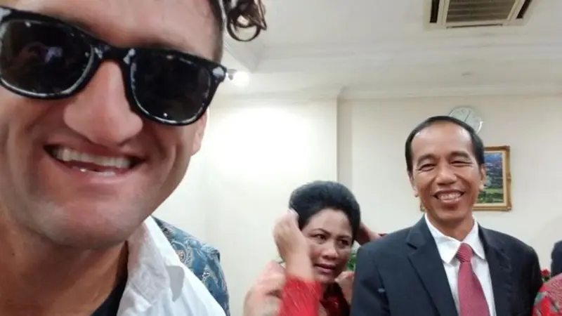 [Bintang] Selain Foto Bareng Jokowi, Ini Kegiatan Casey Neistat di Jakarta