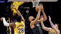 Aksi Rudy Gobert saat Timberwolves mengalahkan Lakers di playoff NBA 2025 (AFP)