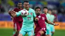 Qatar sendiri juga menciptakan sejumlah serangan tapi lini serang mereka juga kurang greget. Tapi mereka akhirnya bisa mencetak gol melalui Hassan Al Haydos. (AP Photo/Thanassis Stavrakis)