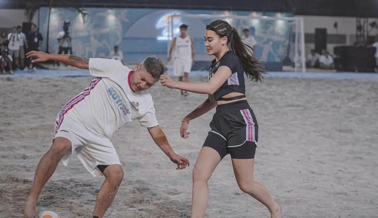 Bahkan pada sebuah kesempatan, ia juga tampil dalam balutan baju bola. [Foto: Aaliyah Massaid]