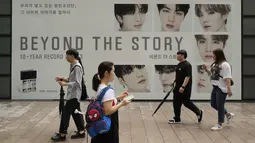 Megabintang K-pop BTS merilis memoar mereka yang sangat dinanti-nantikan di Korea Selatan pada hari Minggu, menandai ulang tahun ke-10 mereka sebagai grup. (AP Photo/Ahn Young-joon)