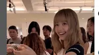 Lisa Blackpink Donasikan Penjualan Pakaian dan Aksesori Miliknya ke 50 Negara, Termasuk Palestina dan Myanmar. (dok.Instagram @lalalalisa_m/https://www.instagram.com/stories/lalalalisa_m/3666425331898221320/Henry)
