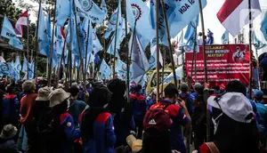 Massa buruh yang tergabung dalam Konfederasi Serikat Pekerja Seluruh Indonesia (KSPSI) dan Serikat Pekerja Nasional (SPN) demo di kawasan Patung Kuda, Jakarta, Kamis (12/5/2022). Aksi tersebut untuk memperingati May Day serta menolak Omnibuslaw UU Cipta Kerja Nomor 11 Tahun 2020 dan meminta klaster ketenagakerjaan kembali ke substansi UU Nomor 13 Tahun 2003. (Liputan6.com/Faizal Fanani)