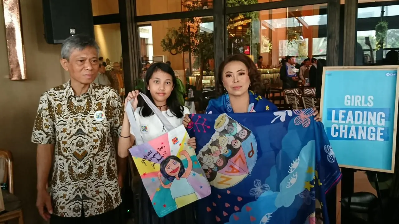 Pesan Kesetaraan dari Anak untuk Anak dalam Scarf dan Tote Bag Lukis