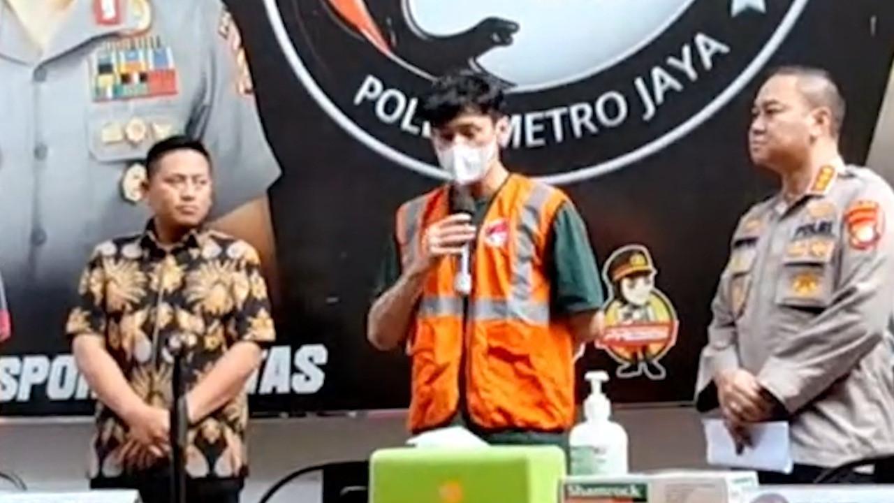 Aktor Revaldo Fifaldi Suria Permana dihadirkan untuk rilis kasus penyalahgunaan Narkoba di Polda Metro Jaya, Jumat (13/1/2023)