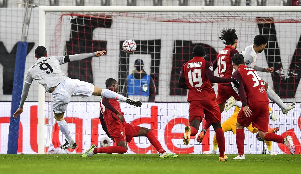 Pemain Bayern Munchen Lewandowski menendang bola ke gawang RB Salzburg pada pertandingan Grup A Liga Champions di Salzburg, Austria, Selasa (3/11/2020). Bayern Munchen menang 6-2. (AP Photo/Andreas Schaad)