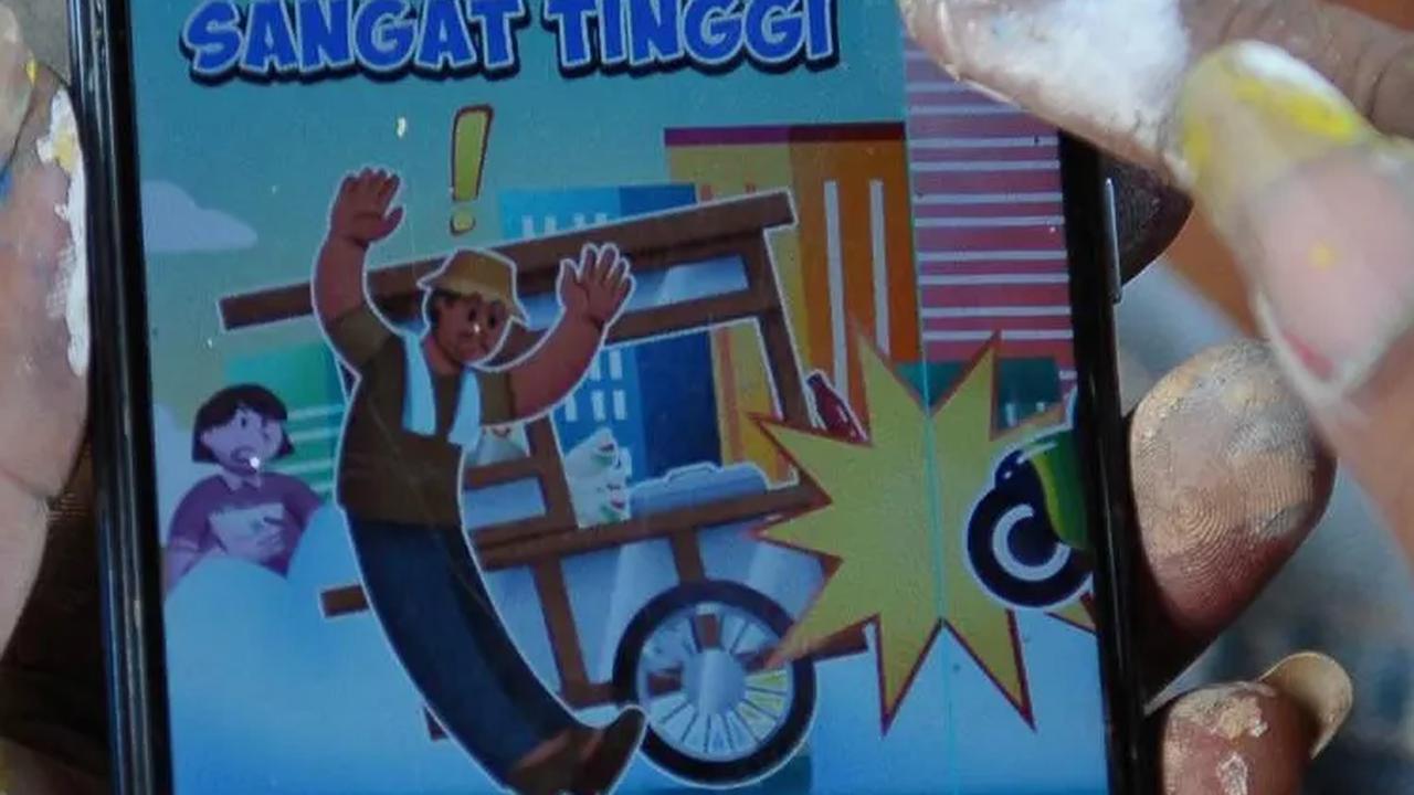 Dalam menyelesaikan lukisannya, para pegiat seni ini melihat contoh mural yang sudah disediakan di ponselnya.