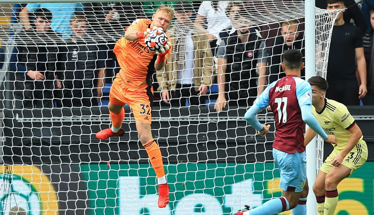 Memasuki babak kedua di menit ke-51 Burnley memperoleh peluang menyamakan kedudukan melalui Dwight McNeill. Sayang tembakannya masih mampu diamankan kiper Arsenal, Aaron Ramsdale. (AFP/Lindsey Parnaby)