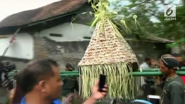 VIDEO: Tradisi Membagikan Gunungan Kue Apem