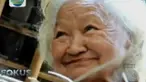 Selain membuat kerajinan, Nenek Suparni juga berjualan kain lurik batik di Pasar Beringharjo, Yogyakarta.