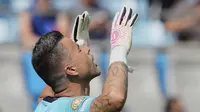 Kiper Fluminense Fabio melakukan selebrasi usai laga babak 16 besar Piala Dunia Antarklub melawan Inter Milan di Charlotte, North Carolina, Selasa (1/7/2025). (AP Photo/Chris Carlson)