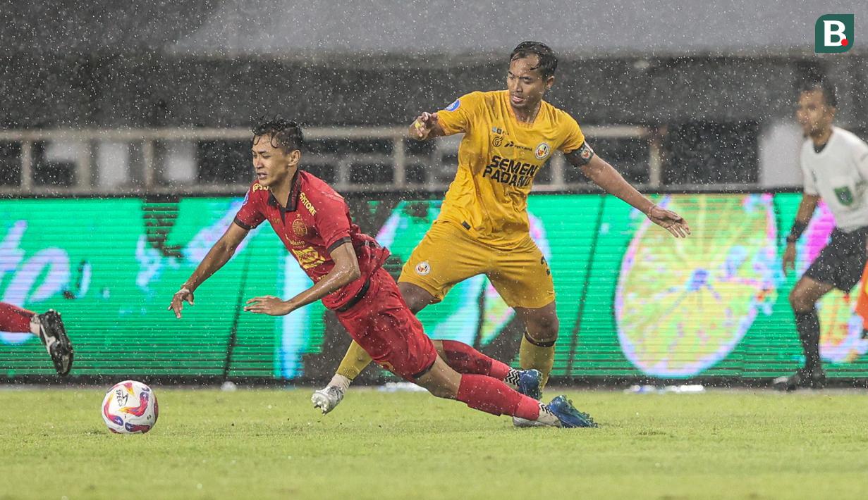 Pemain Persija Jakarta, Dony Tri Pamungkas dijatuhkan oleh pemain Semen Padang pada laga pekan ke-30 Liga 1 2024/2025 di Stadion Pakansari, Kabupaten Bogor, Minggu (27/4/2025). (Bola.com/Abdul Aziz)