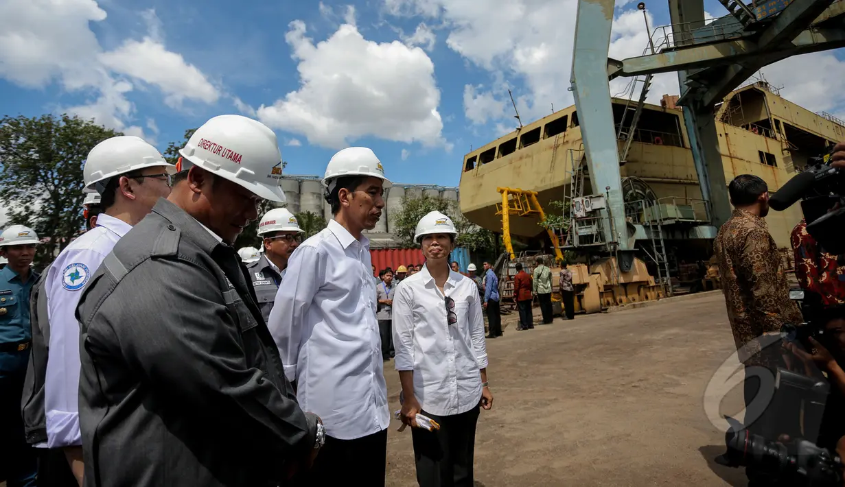 Presiden Joko Widodo memberikan keterangan pers saat meninjau bengkel pembuatan kapal di PT Dok Kodja Bahari, Cilincing, Jakarta Utara, Selasa (28/4/2015). (Liputan6.com/Faizal Fanani)