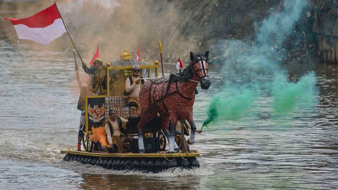Foto: Unik! Perahu dari Sampah Plastik Melaju di Festival Cilung 2025