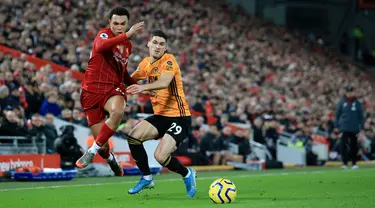 Bek sayap Liverpool, Trent Alexander-Arnold berebut bola dengan pemain Wolvehampton Wanderers, Ruben Vinagre dalam pekan ke-20 Liga Inggris 2019-2020 di Anfield, Minggu (29/12/2019). Liverpool semakin perkasa di Premier League setelah menang 1-0 atas Wolverhampton. (AP/Jon Super)