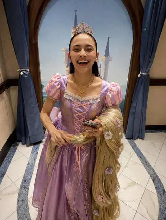 Demi Selina, Mahalini Raharja rela make over menjadi Rapunzel berbalut dress bergaya Victorian. Lengkap dengan mahkota dan rambut panjang yang ditata half updo [@mahaliniraharja]