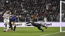 <p>Juventus mendapat peluang pertama mencetak gol melalui Angel di Maria. Tetapi, tendangan penyerang sayap asal Argentina itu masih bisa ditepis kiper Samir Handanovic. (Fabio Ferrari/LaPresse via AP)</p>