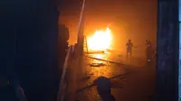 Kebakaran melanda gudang toko Bumi Indah yang menjual sembako di Jalan Pramuka Nomor 11 Cepu, Kabupaten Blora, Jawa Tengah. (Liputan6.com/ Ahmad Adirin)