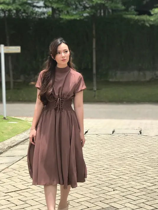 Coba lihat, penampilan Asmirandah ini sangat girly. Ia mengenakan dress berwarna cokelat. Modelnya terbilang simple, namun sangat elegan saat dipakai wanita cantik yang satu ini. (Instagram/asmirandah89)