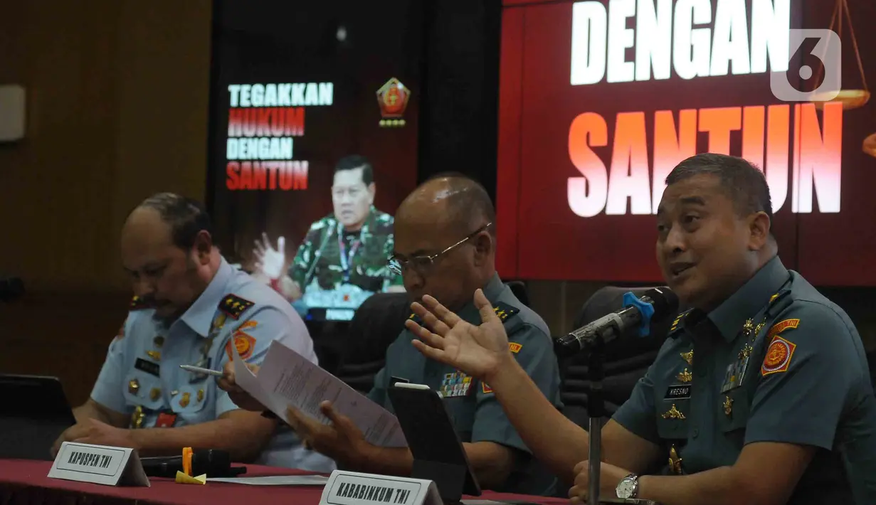 (Dari kiri) Danpuspom TNI Marsekal Muda (Marsda) Agung Handoko, Kapuspen TNI Laksamana Muda (Laksda) TNI Julius Widjojono dan Kepala Badan Pembinaan Hukum (Kababinkum) TNI Laksamana Muda TNI Kresno Buntoro memberi keterangan pres di Mabes TNI Cilangkap, Jakarta, Kamis (10/8/2023). (merdeka.com/Imam Buhori)
