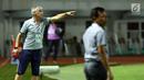 Pelatih PS TNI, Ivan Kolev memberi arahan pada pemainnya saat laga melawan Bali United dilanjutan Liga 1 Indonesia di Stadion Pakansari, Kab Bogor, Senin (10/7). Bali United unggul 4-3. (Liputan6.com/Helmi Fithriansyah)