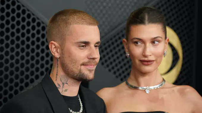 Hailey Bieber Temani Justin Bieber di Grammy 2026. [Copyright AP]