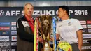 Pelatih Timnas Indonesia, Alfred Riedl (kiri) bersalaman dengan pelatih Thailand, Kiatisuk Senamuang usai memberi keterangan laga final kedua Piala AFF 2016 di Bangkok, Thailand, Jumat (16/12). (Liputan6.com/Helmi Fithriansyah)