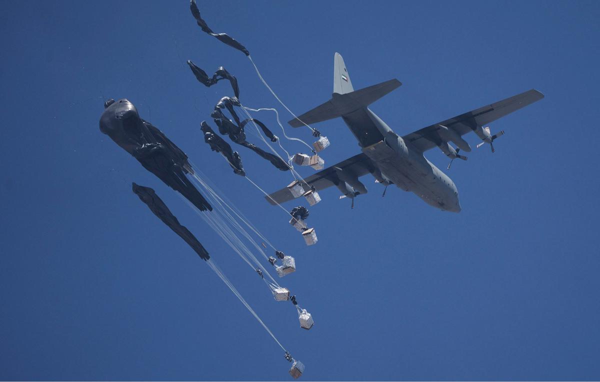 FOTO:  Momen Bantuan Kemanusiaan Dijatuhkan dari Udara di Langit Gaza