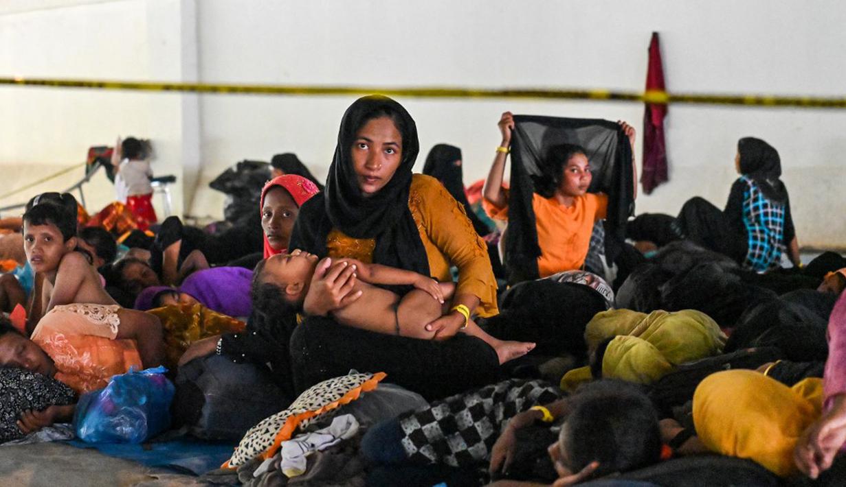 Sebanyak 137 pengungsi Rohingya yang ditolak di sejumlah lokasi penampungan di Aceh Besar, kini di tampung di Balai Meuseuraya milik Pemerintah Provinsi di Banda Aceh. (CHAIDEER MAHYUDDIN/AFP)