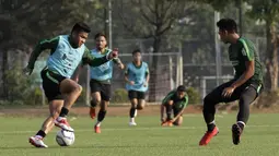 Pemain Timnas Indonesia U-22, Asnawi Mangkualam, mengontrol bola saat internal game di Lapangan C, Senayan, Jakarta, Selasa (19/11). Timnas U-22 terus matangkan skema permainan lewat internal game. (Bola.com/Yoppy Renato)