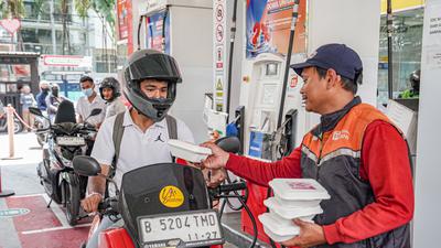Pertamina Bagikan 8.100 Porsi Kuliner Gratis untuk Ojol & Warga, di Sini Lokasinya