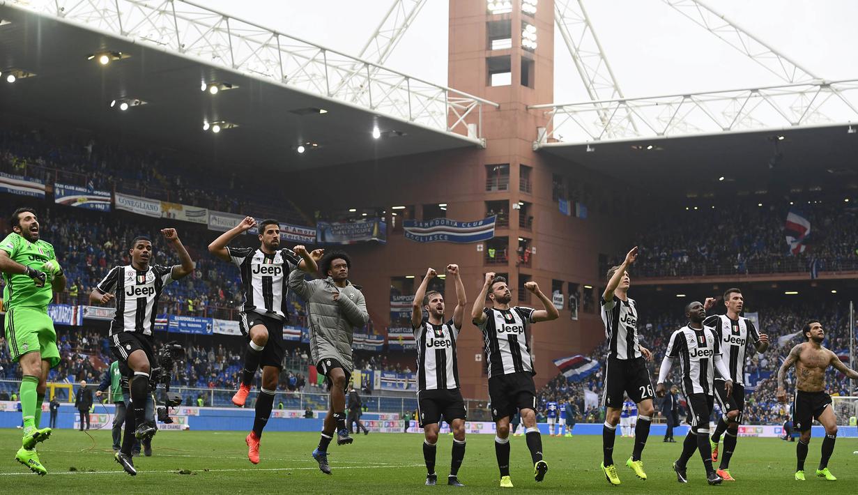 Para pemain Juventus merayakan kemenangan atas tuan rumah Sampdoria. Hasil ini membuat Si Nyonya Tua kian kokoh memimpin Liga Italia dengan unggul delapan poin dari AS Roma di posisi kedua. (AFP/Miguel Medina)